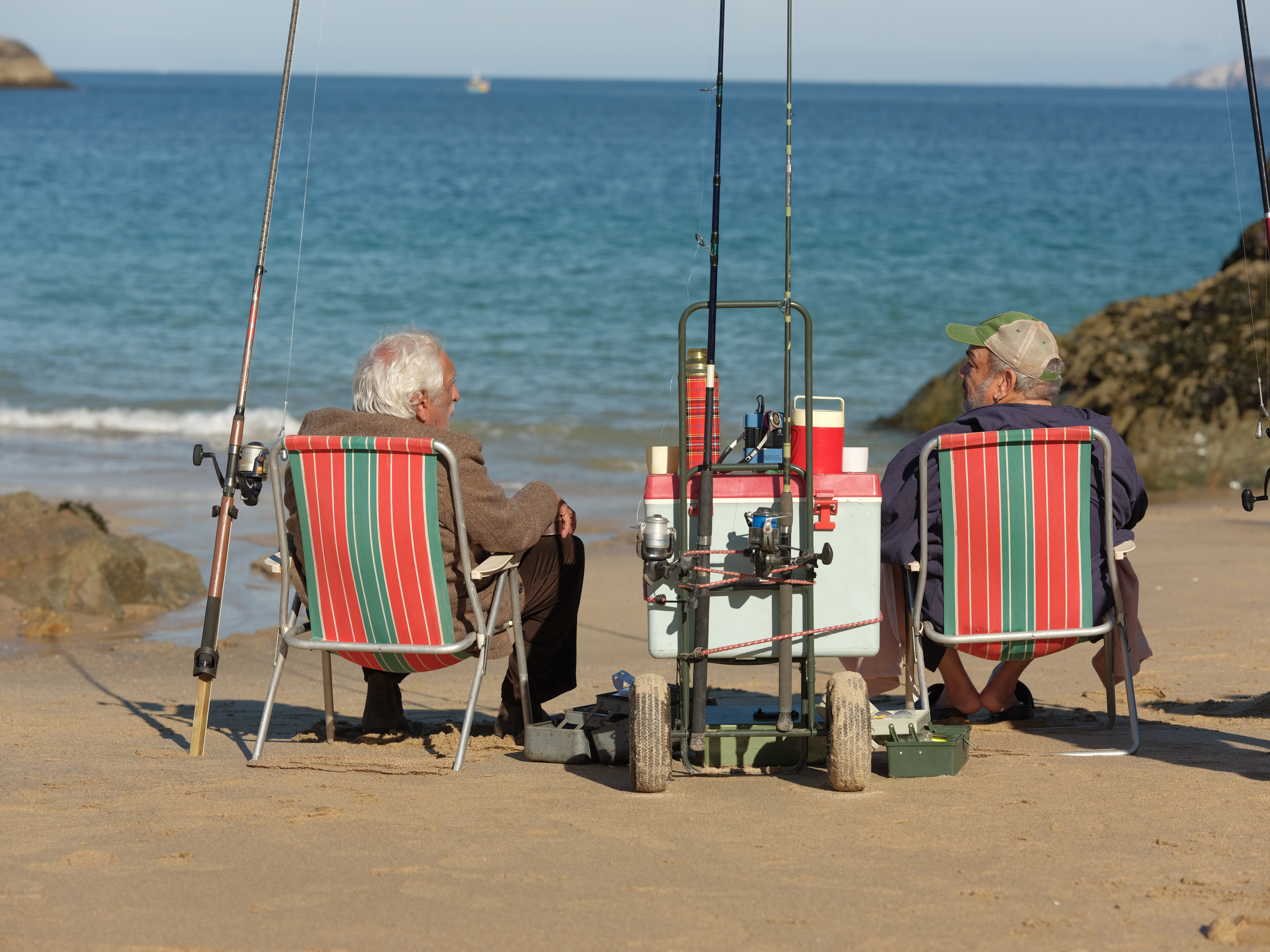 Szenenbild zu Das große Los - 1 Insel, 40 Einwohner, 2 Betrüger