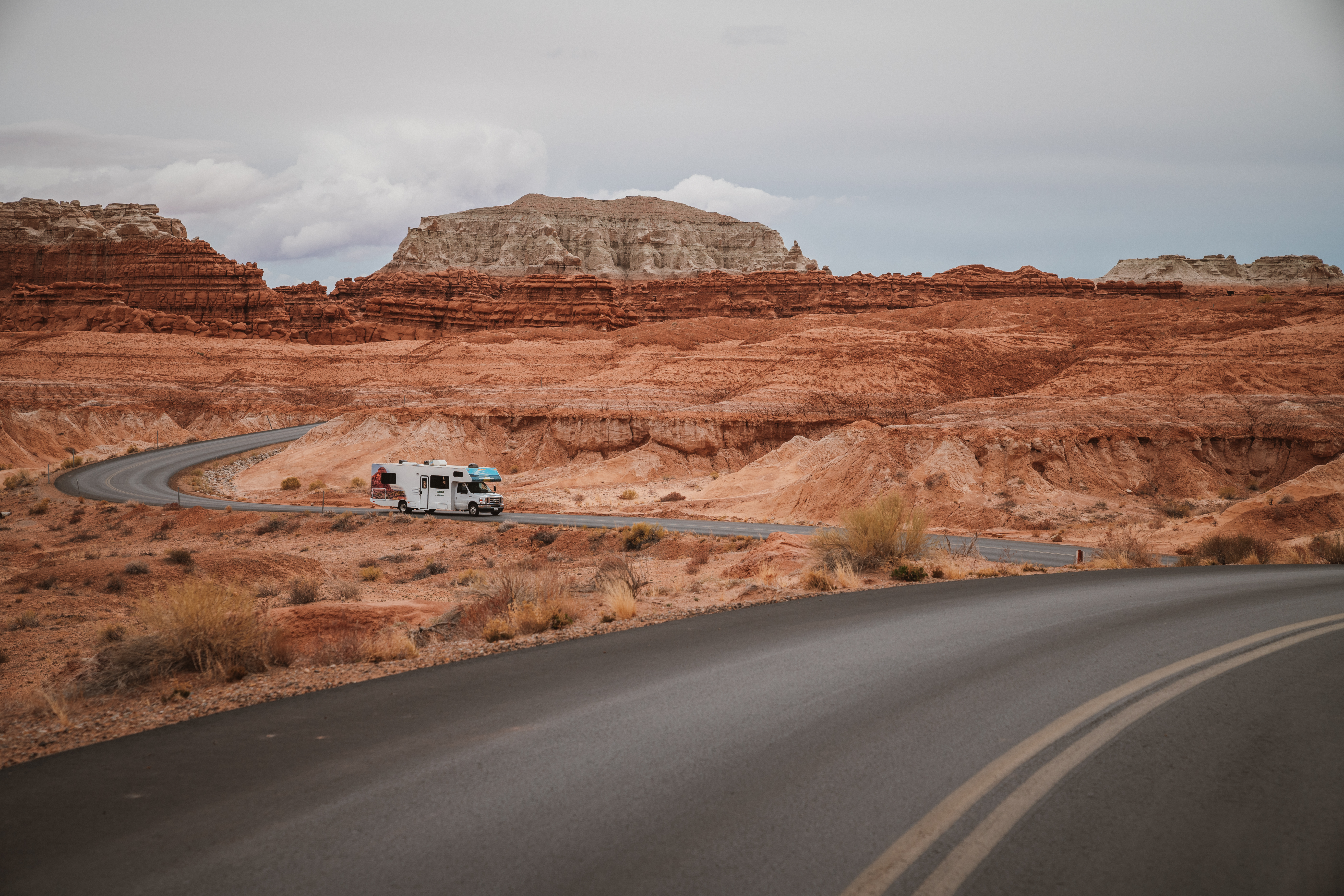 Wohnmobil fährt durch Canyon-Landschaft in den USA