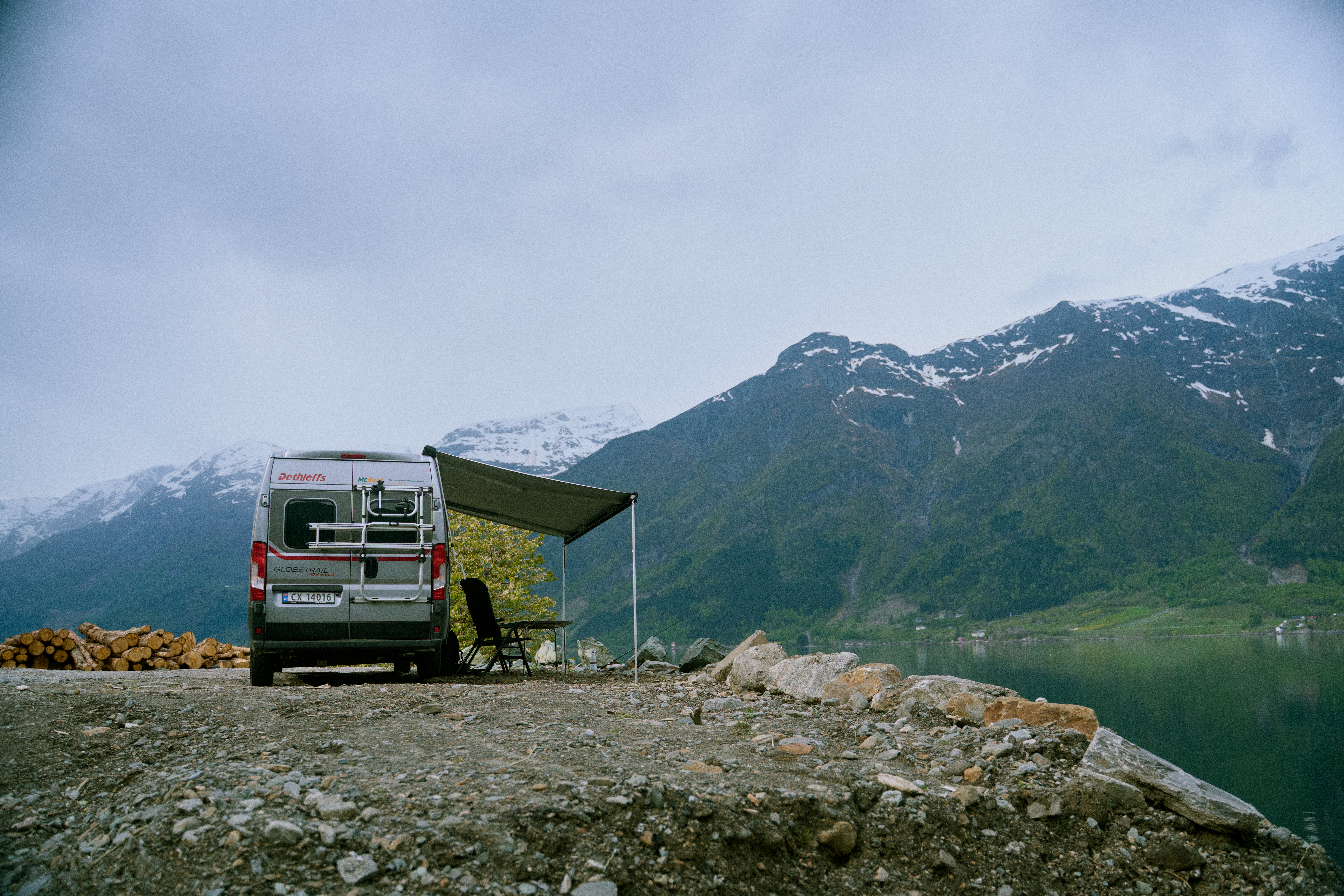 Camper an einem Fjord in Norwegen