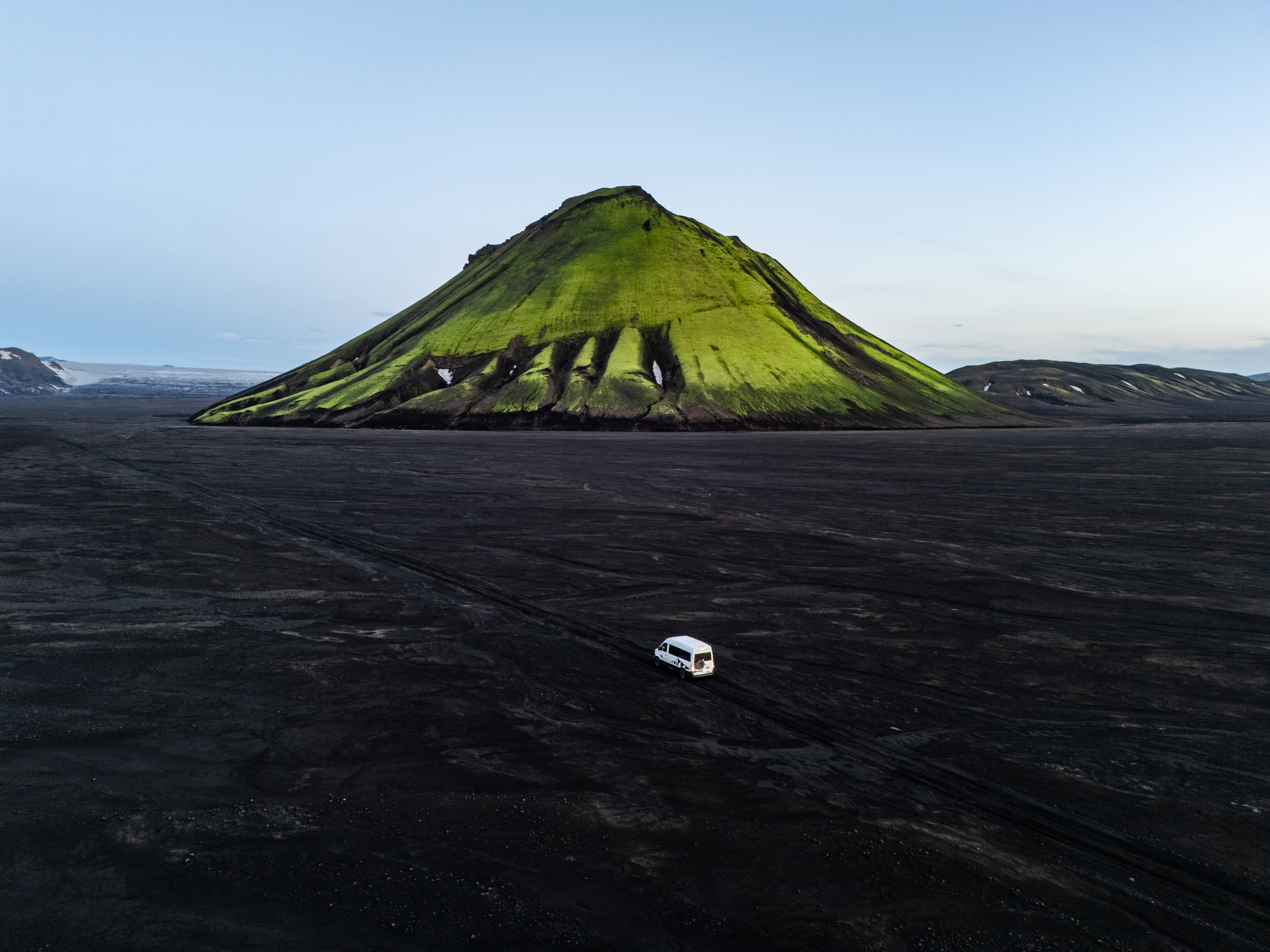 Camper vor einem Vulkan in Island