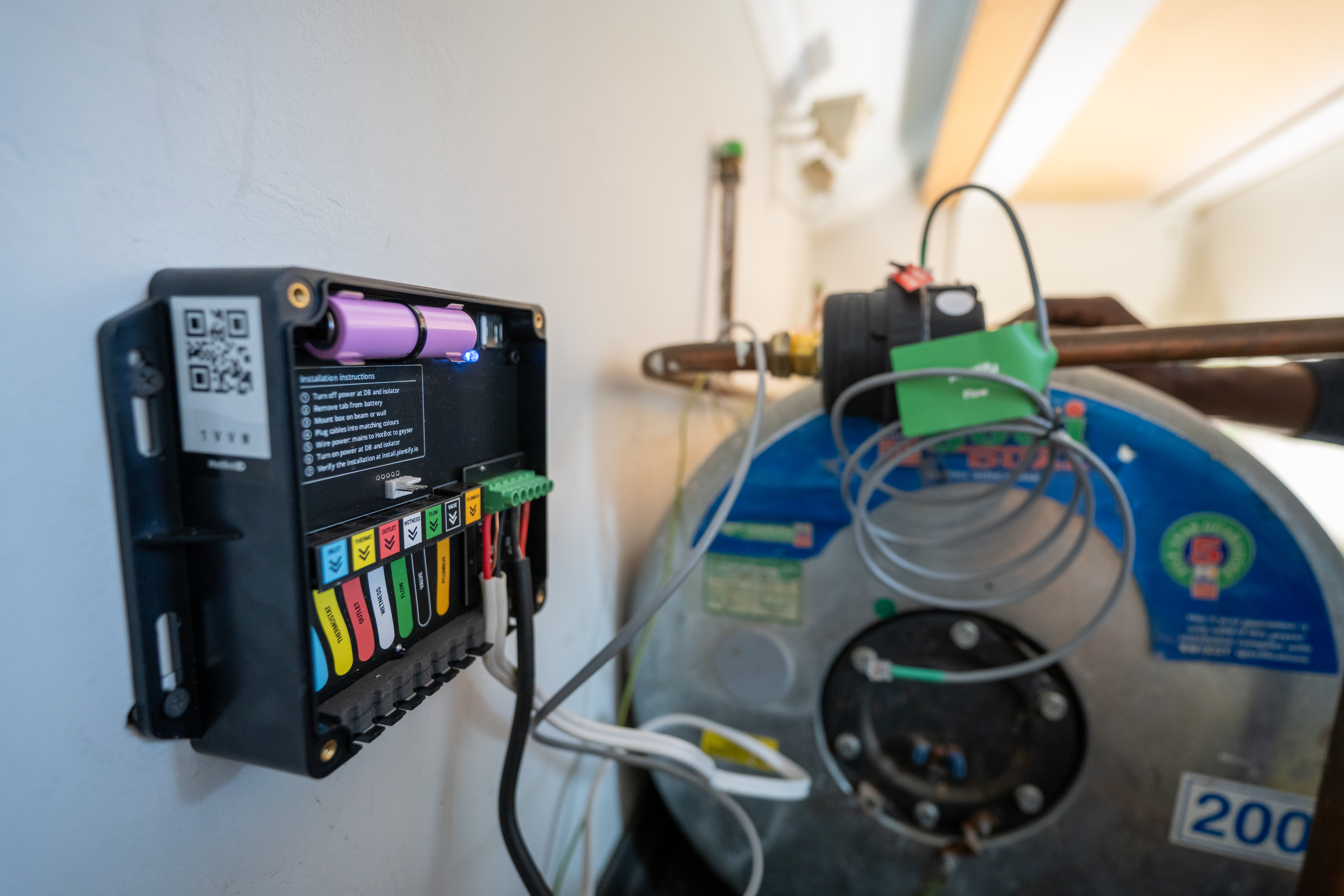 Les dispositifs intelligents HotBot de Plentify s’installent sur les électroménagers, permettant d’économiser de l’énergie.