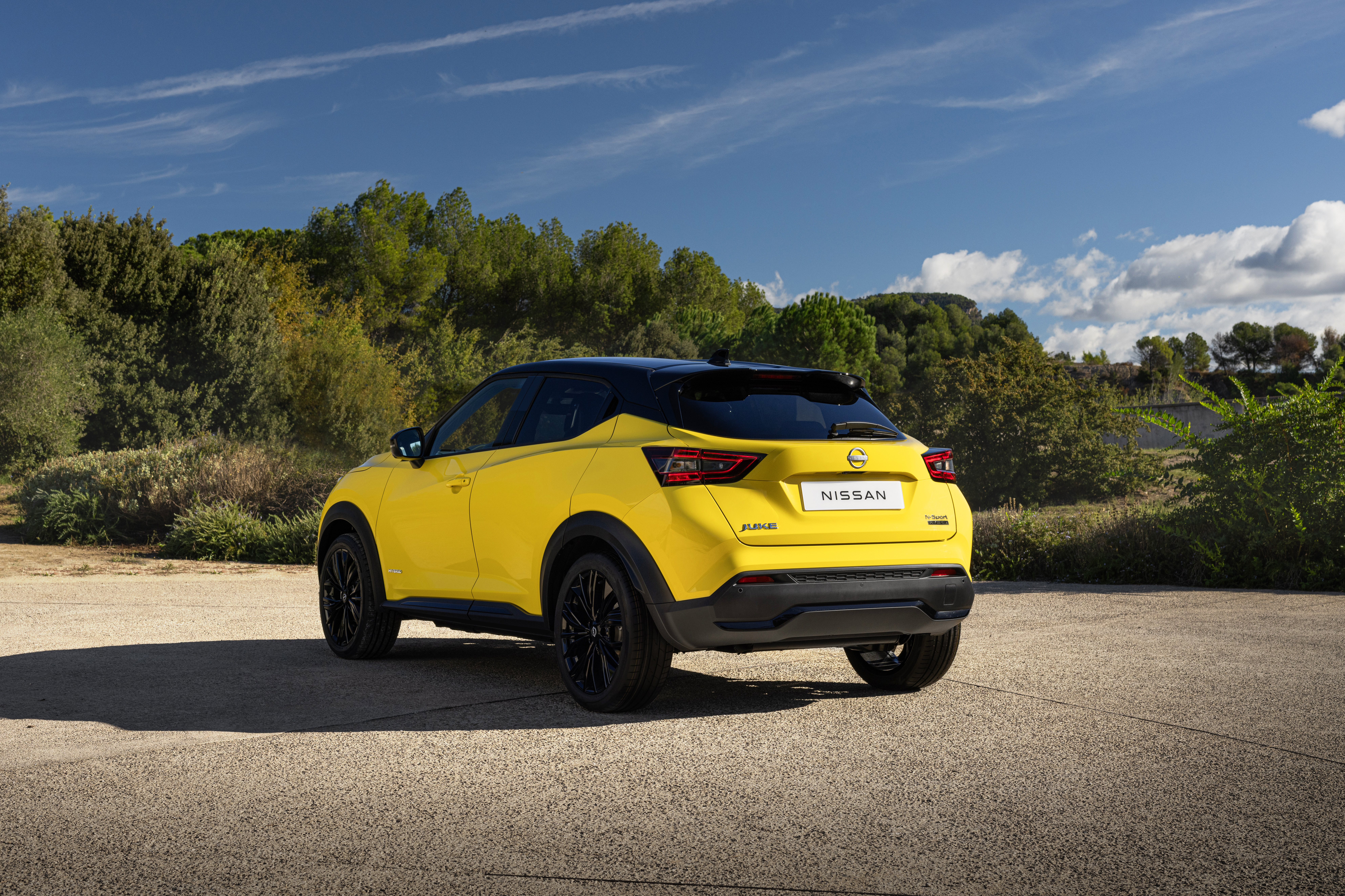 JUKE MC 2024 - Exterior iconic yellow body color - N-Sport - rear side view natural light (EL8Cjbm)