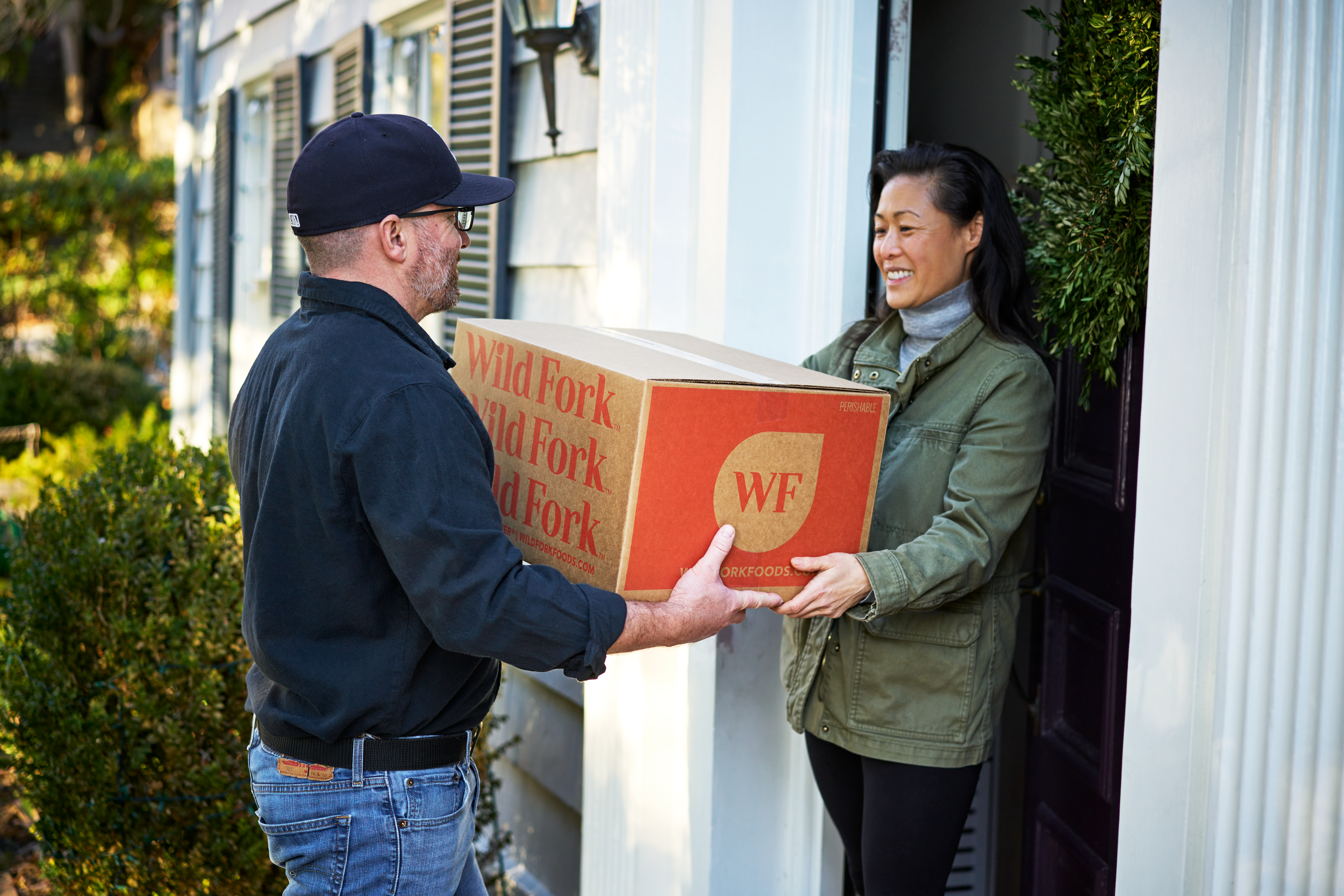 Box Delivery Handoff on Doorstep 7008 px / 4672 px png