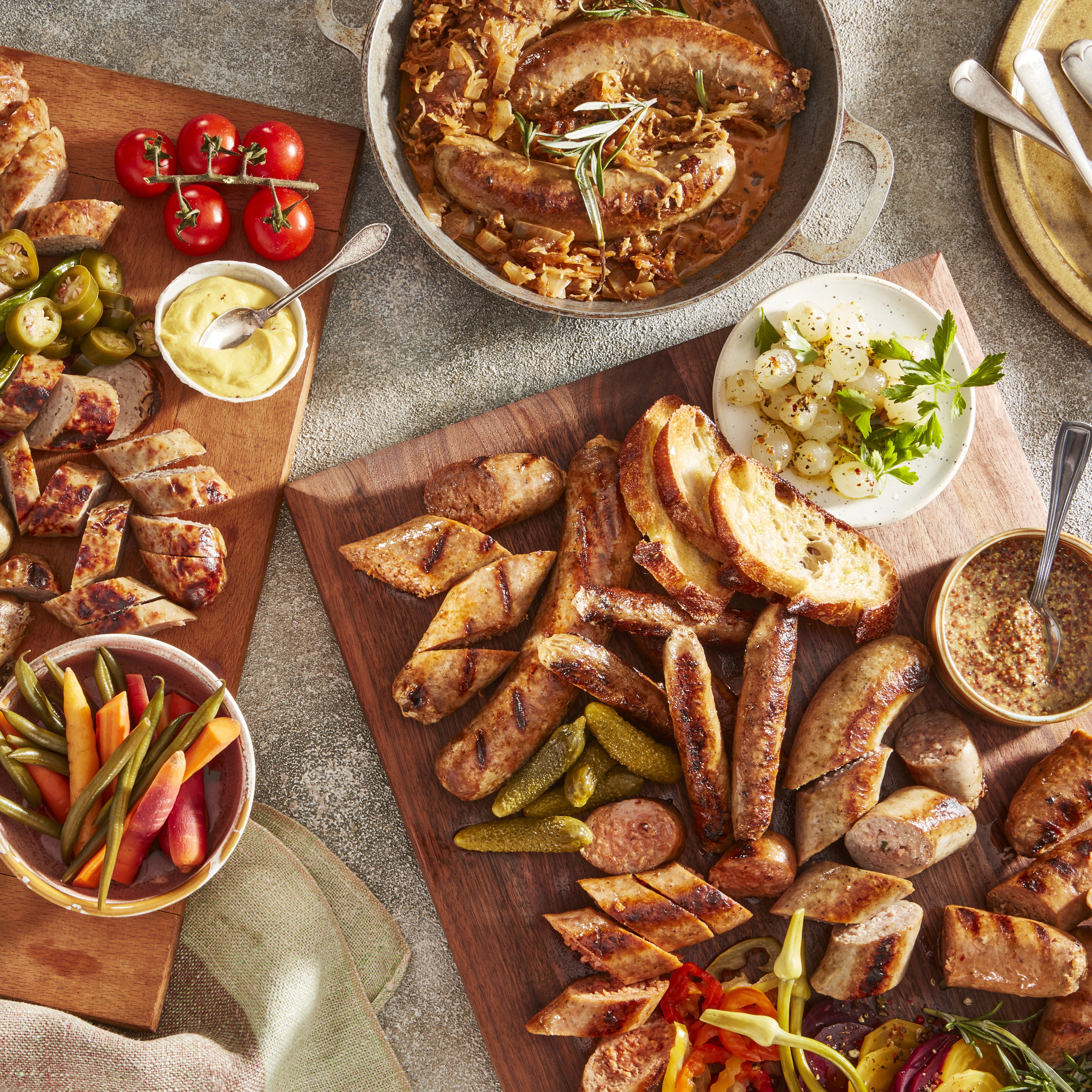 WFC 9051 Grinds SausageFamily Bratwurst Lifestyle 1x1