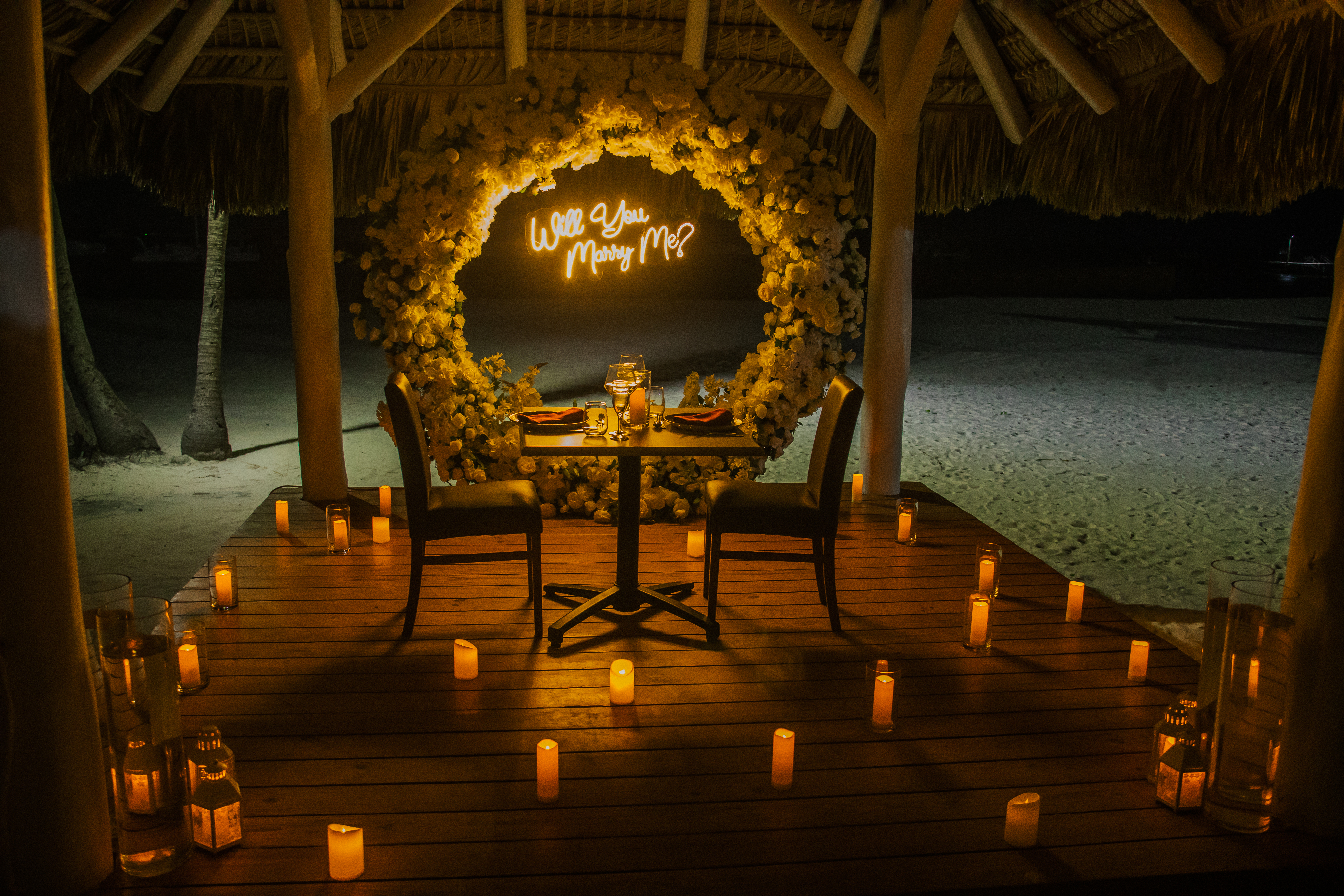 Dîner Romantique et Demande en Mariage : détail de l’installation 9 sur une plage privée d’Uvero Alto, Punta Cana.