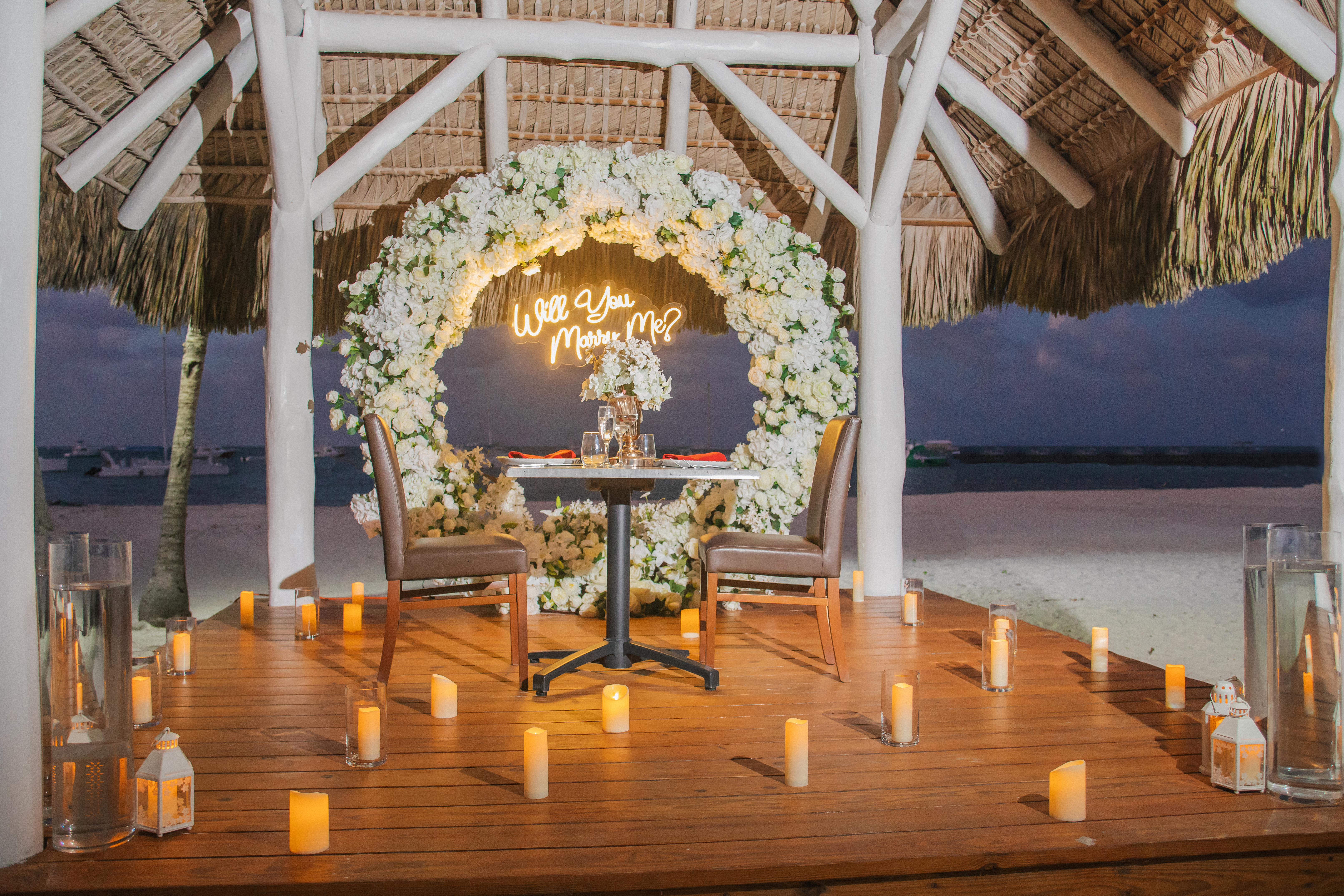 Dîner Romantique et Demande en Mariage : détail de l’installation 8 sur une plage privée d’Uvero Alto, Punta Cana.