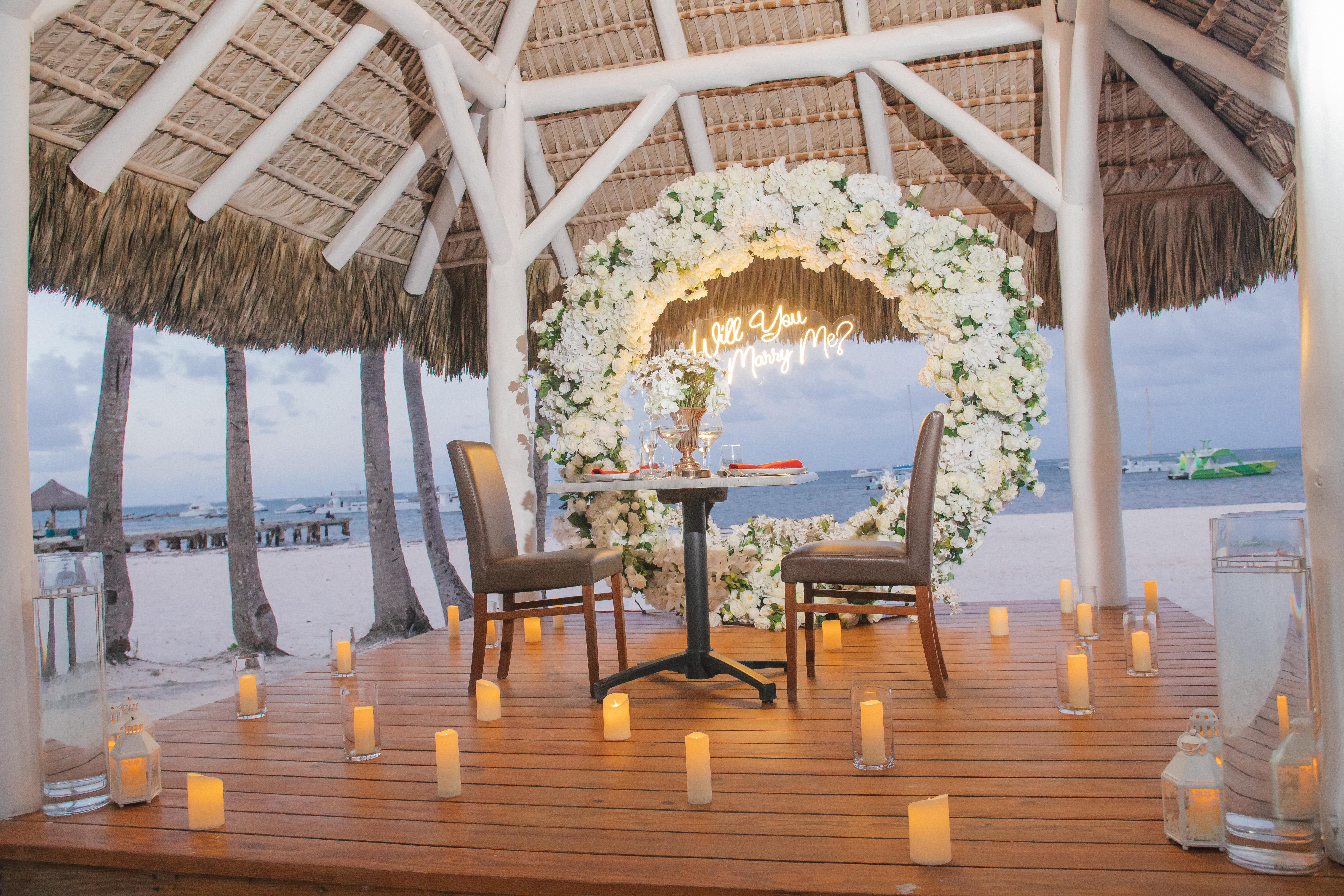 Dîner Romantique et Demande en Mariage : détail de l’installation 12 sur une plage privée d’Uvero Alto, Punta Cana.