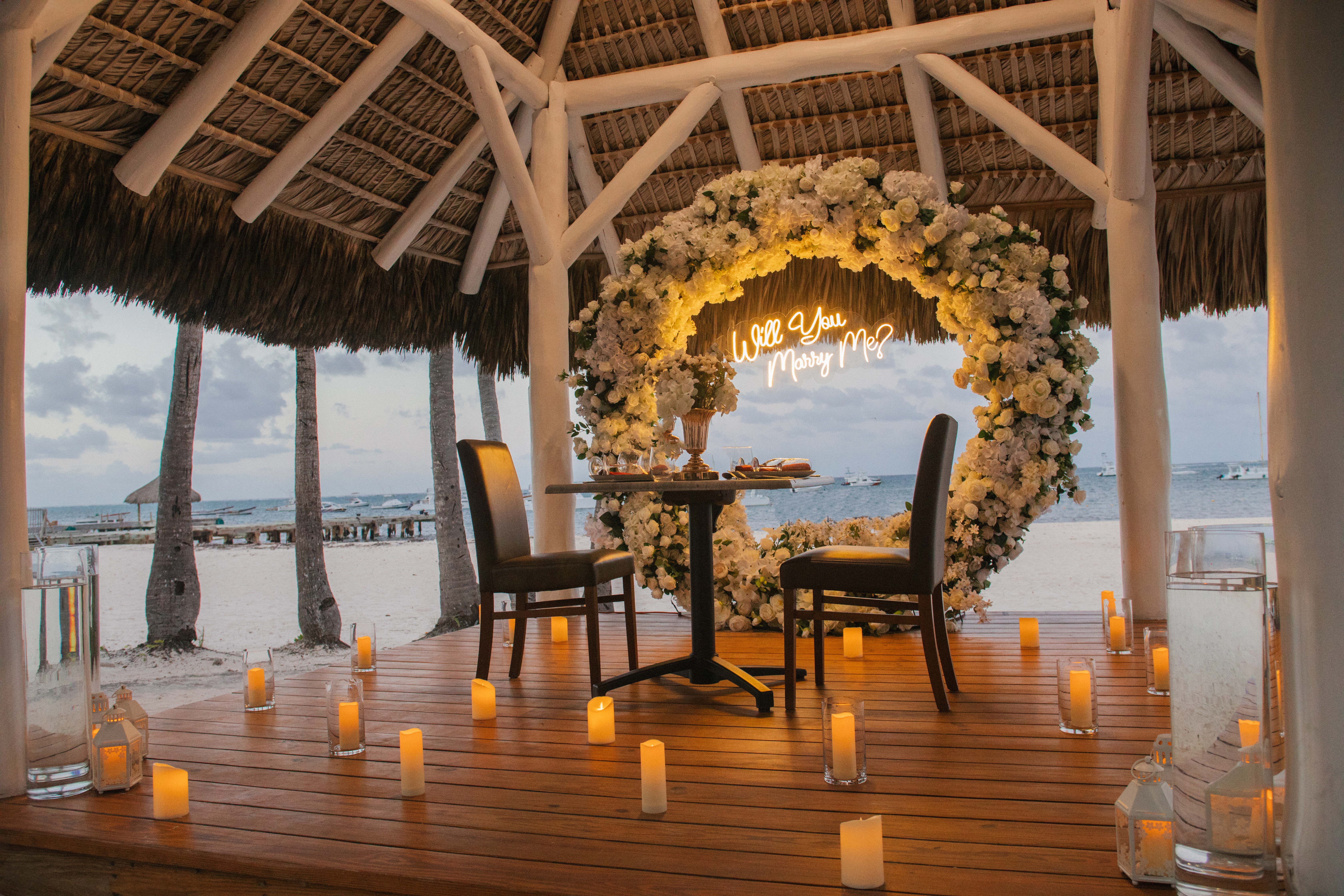 Dîner Romantique et Demande en Mariage : détail de l’installation 13 sur une plage privée d’Uvero Alto, Punta Cana.