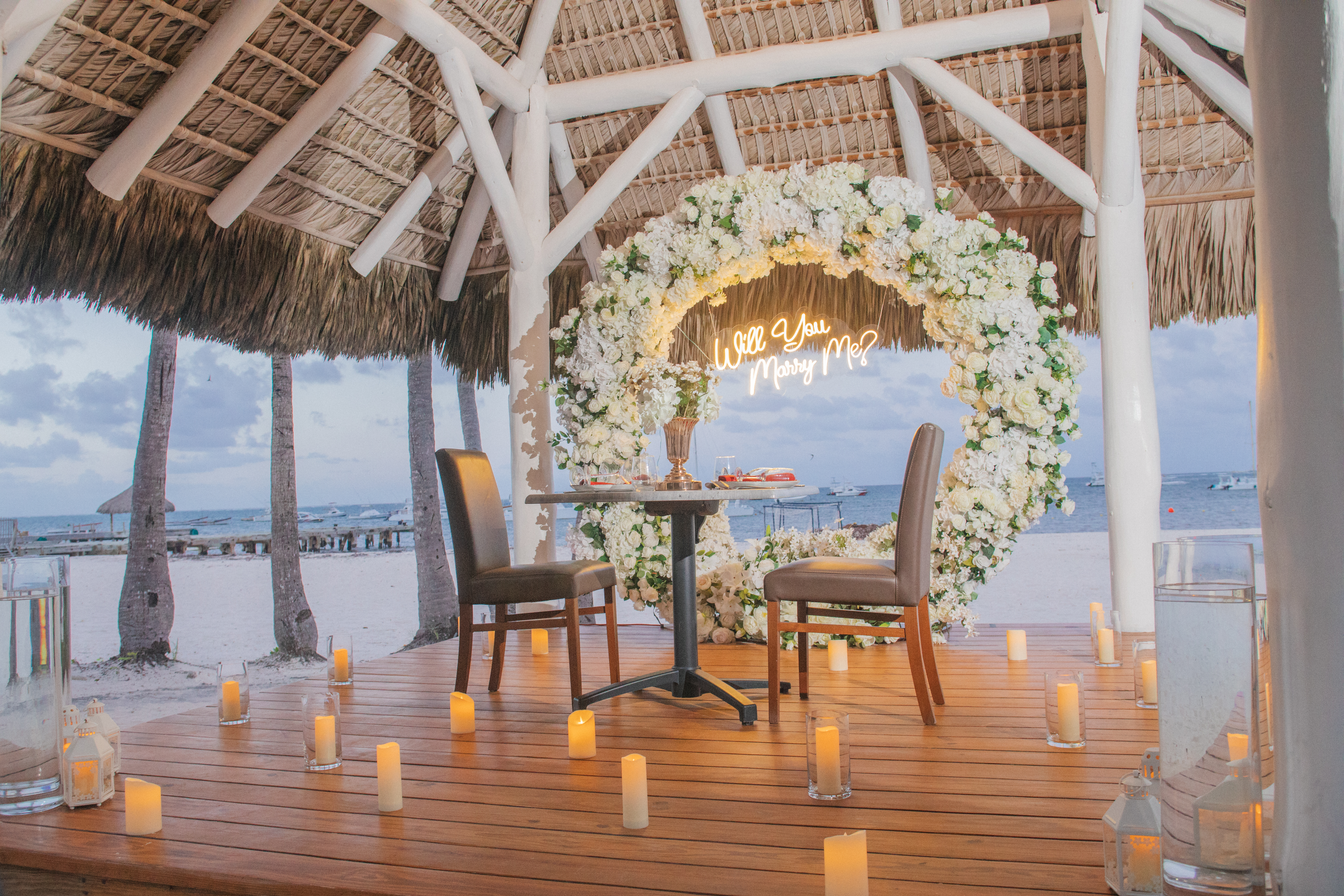 Dîner Romantique et Demande en Mariage : détail de l’installation 11 sur une plage privée d’Uvero Alto, Punta Cana.