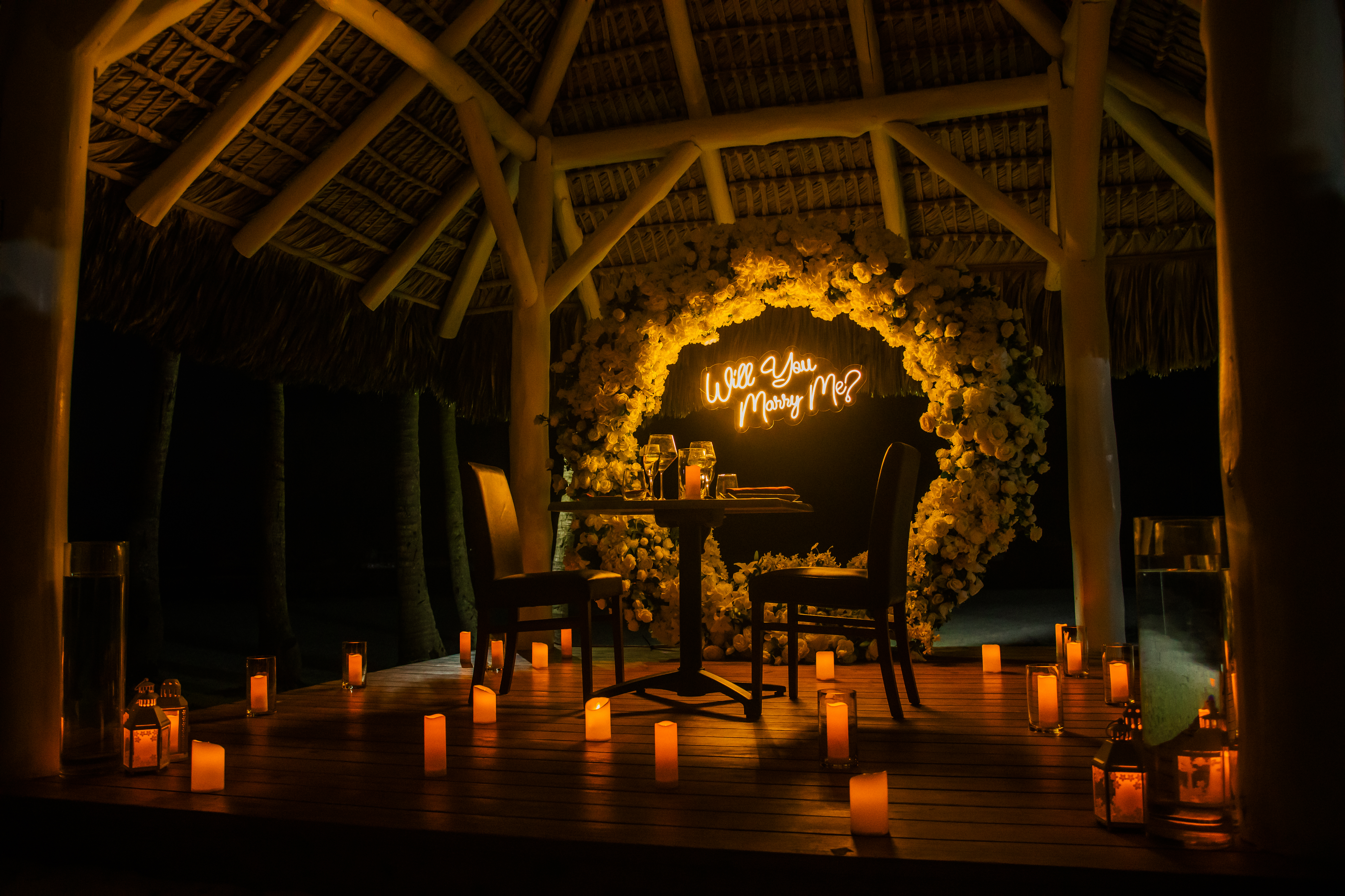 Dîner Romantique et Demande en Mariage : détail de l’installation 14 sur une plage privée d’Uvero Alto, Punta Cana.