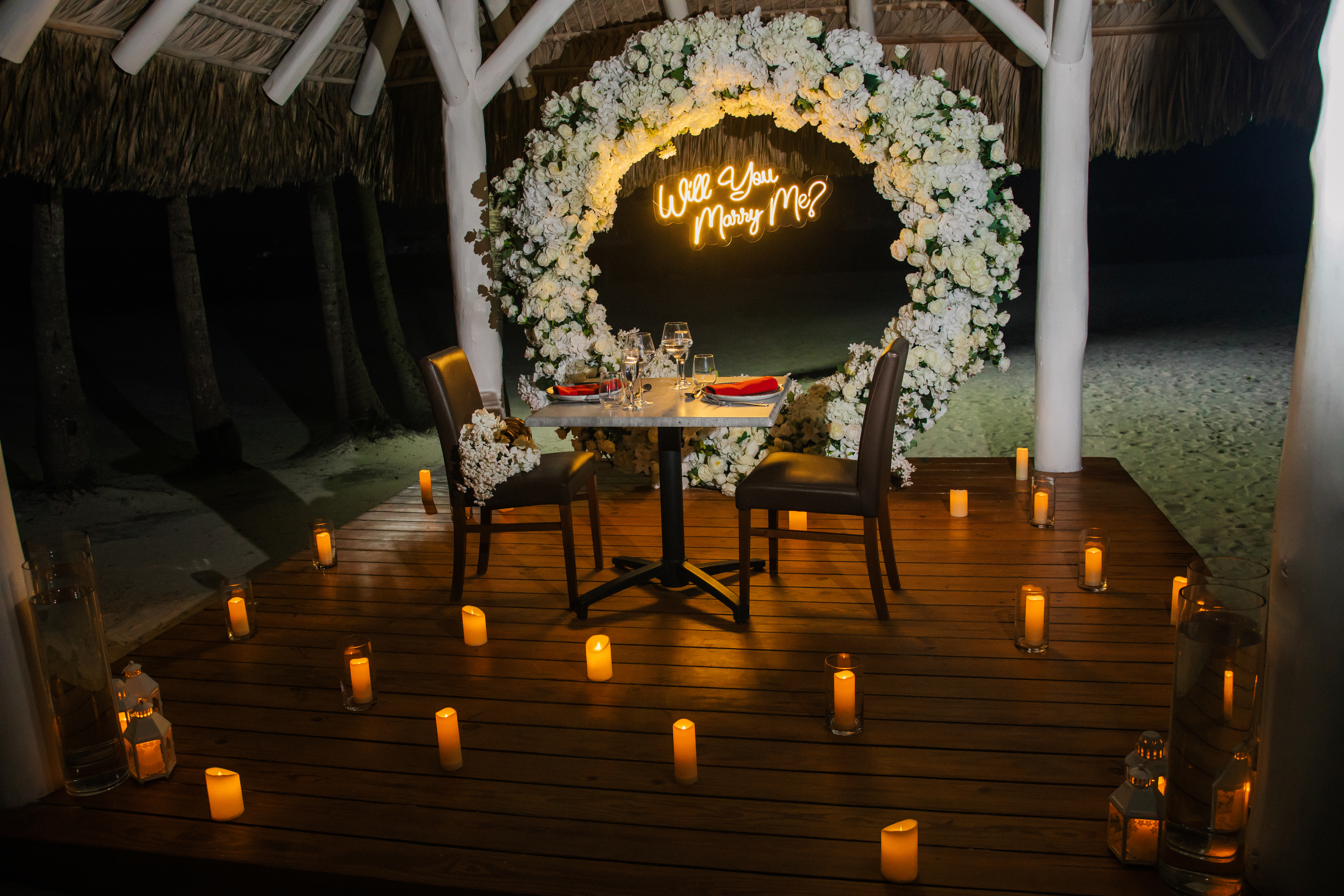 Dîner Romantique et Demande en Mariage : décoration principale 1 sur une plage privée d’Uvero Alto, Punta Cana.