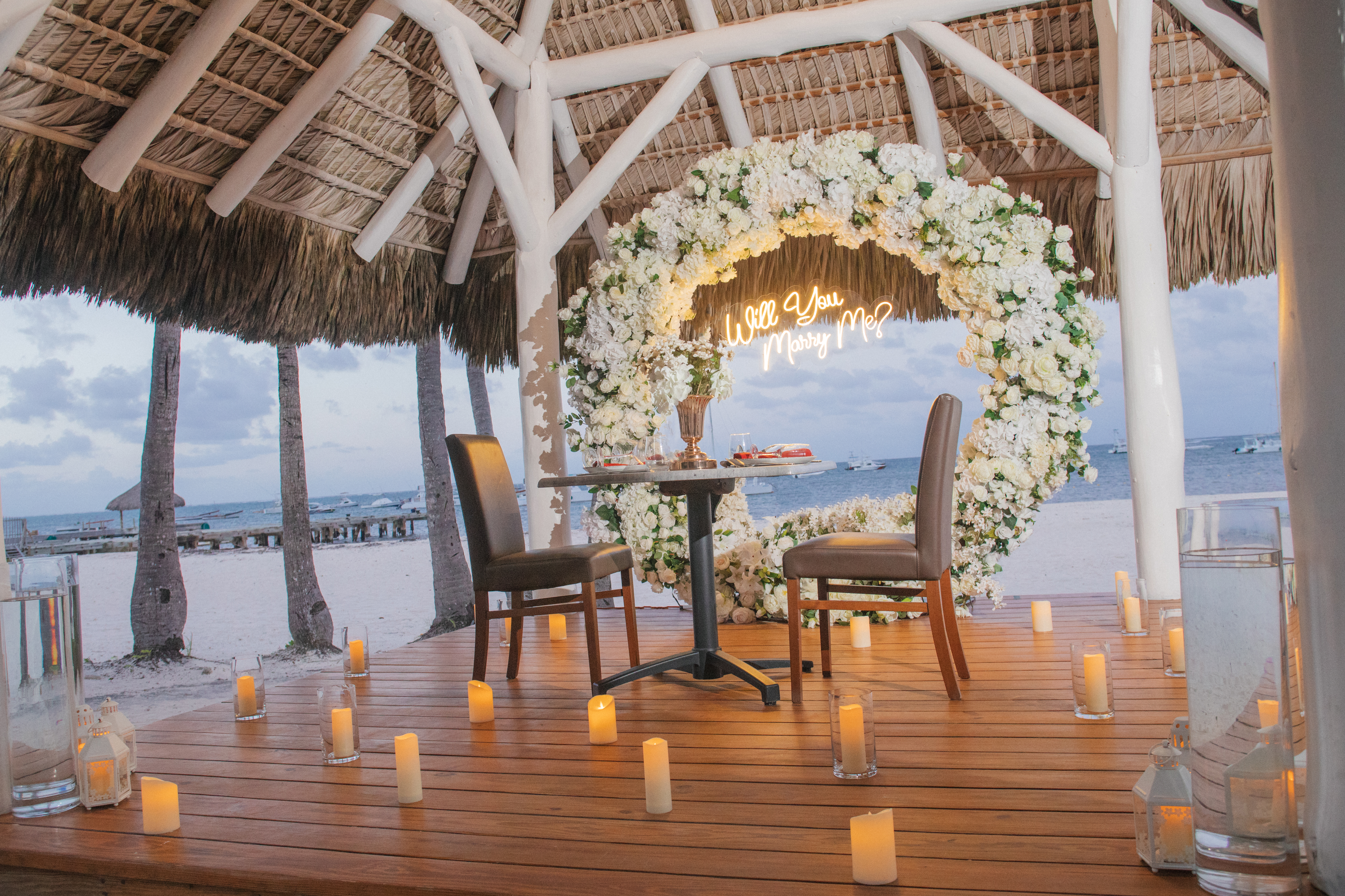Dîner Romantique et Demande en Mariage : détail de l’installation 15 sur une plage privée d’Uvero Alto, Punta Cana.