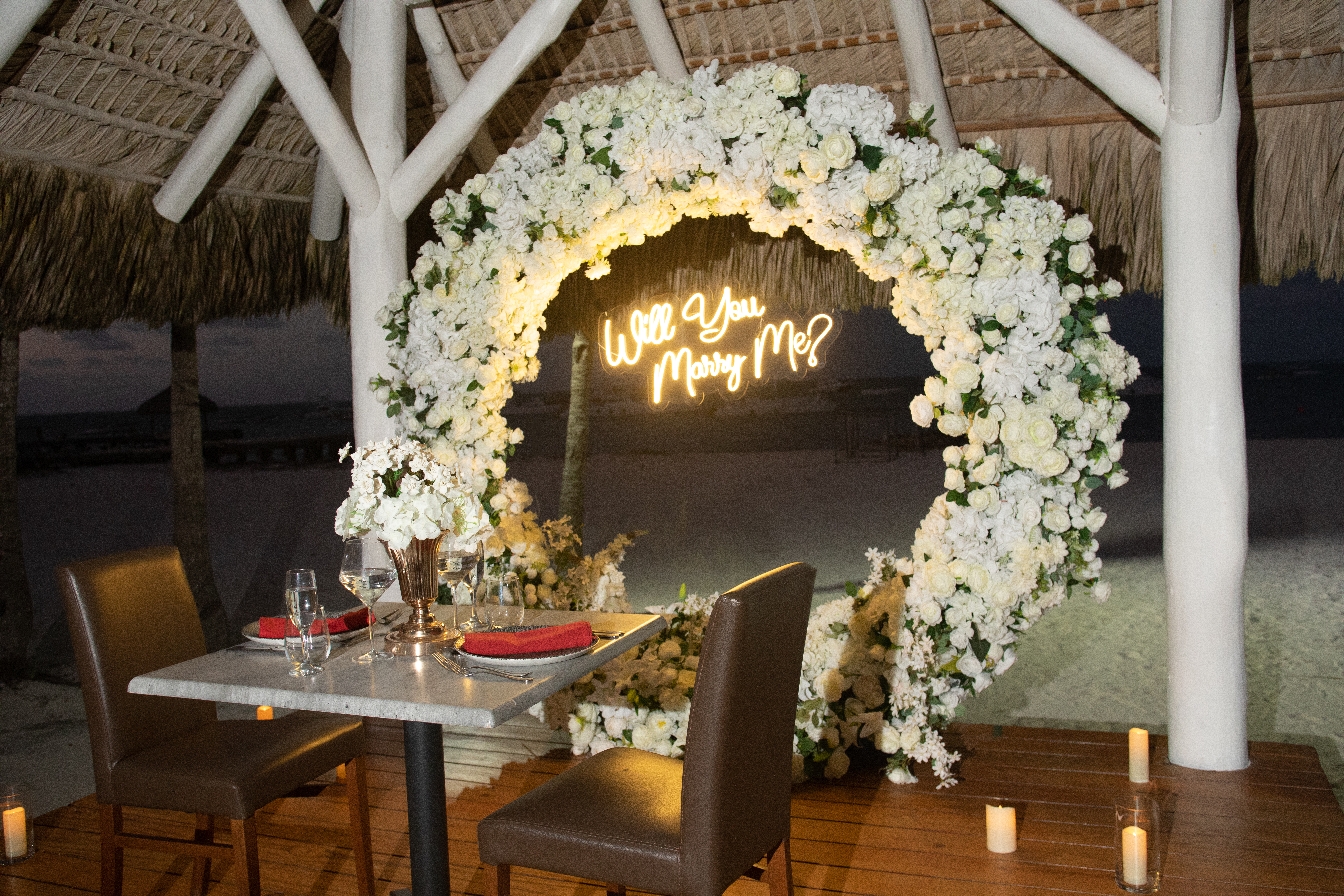 Dîner Romantique et Demande en Mariage : détail de l’installation 5 sur une plage privée d’Uvero Alto, Punta Cana.