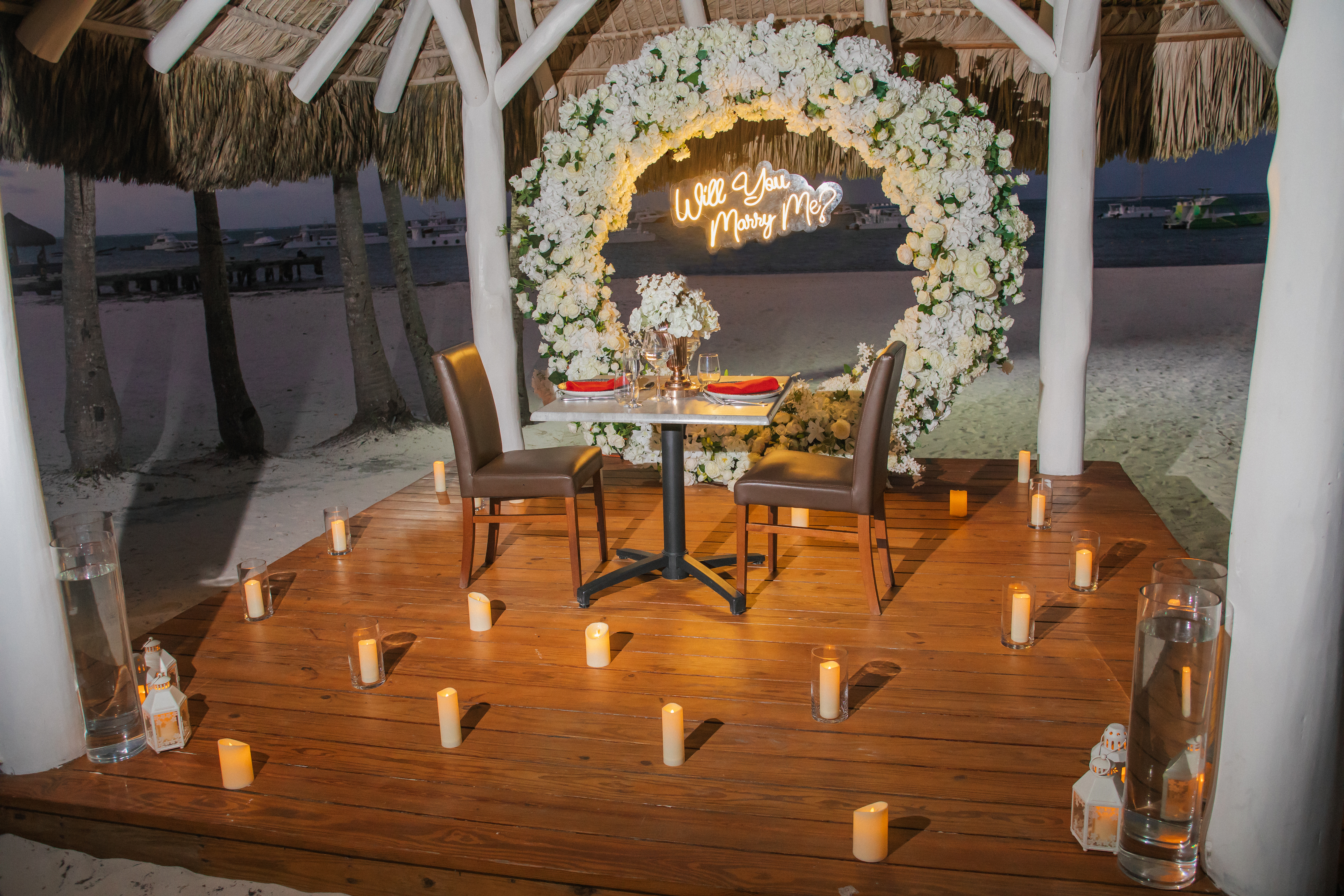 Dîner Romantique et Demande en Mariage : détail de l’installation 2 sur une plage privée d’Uvero Alto, Punta Cana.
