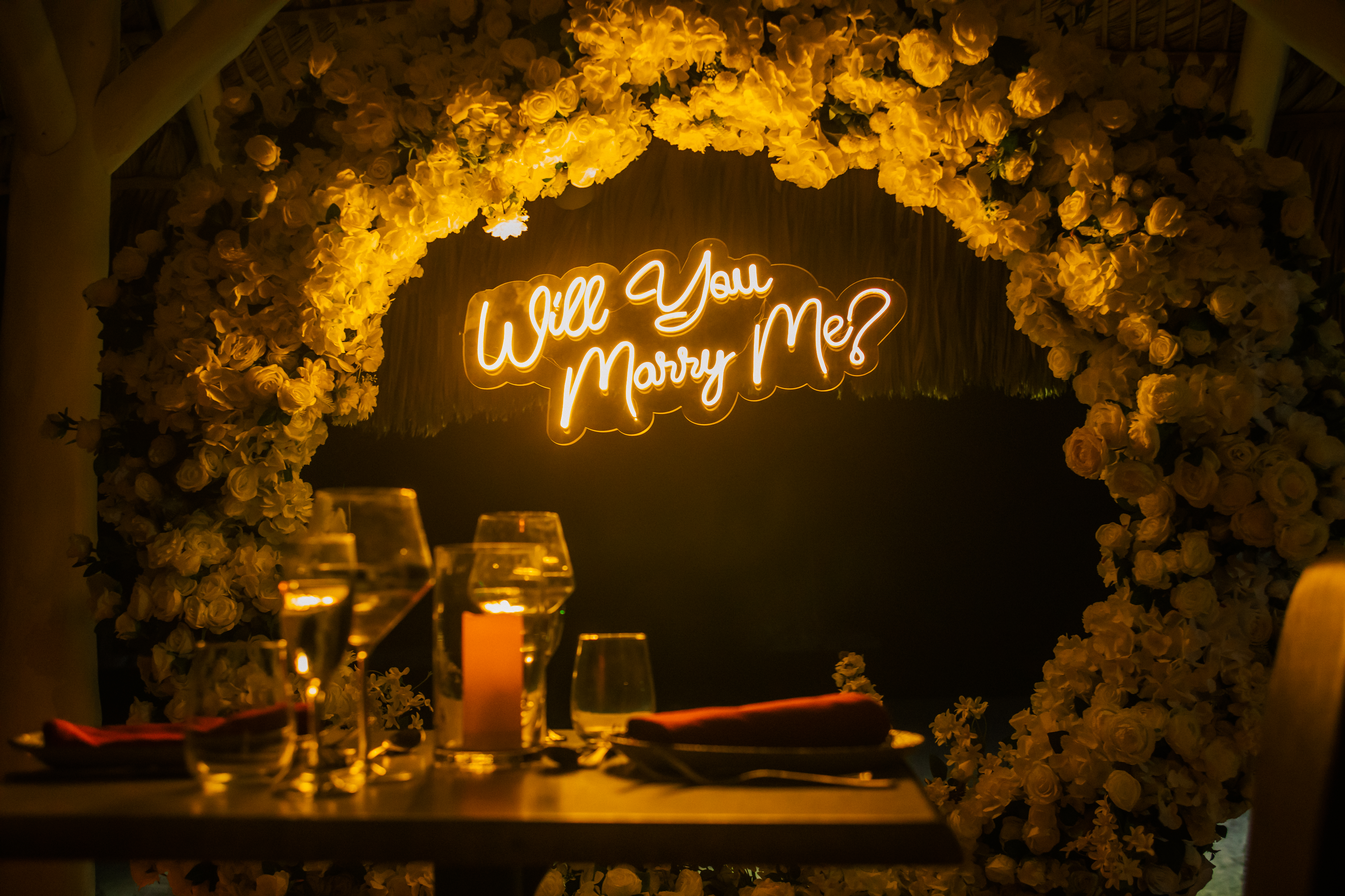 Dîner Romantique et Demande en Mariage : détail de l’installation 10 sur une plage privée d’Uvero Alto, Punta Cana.