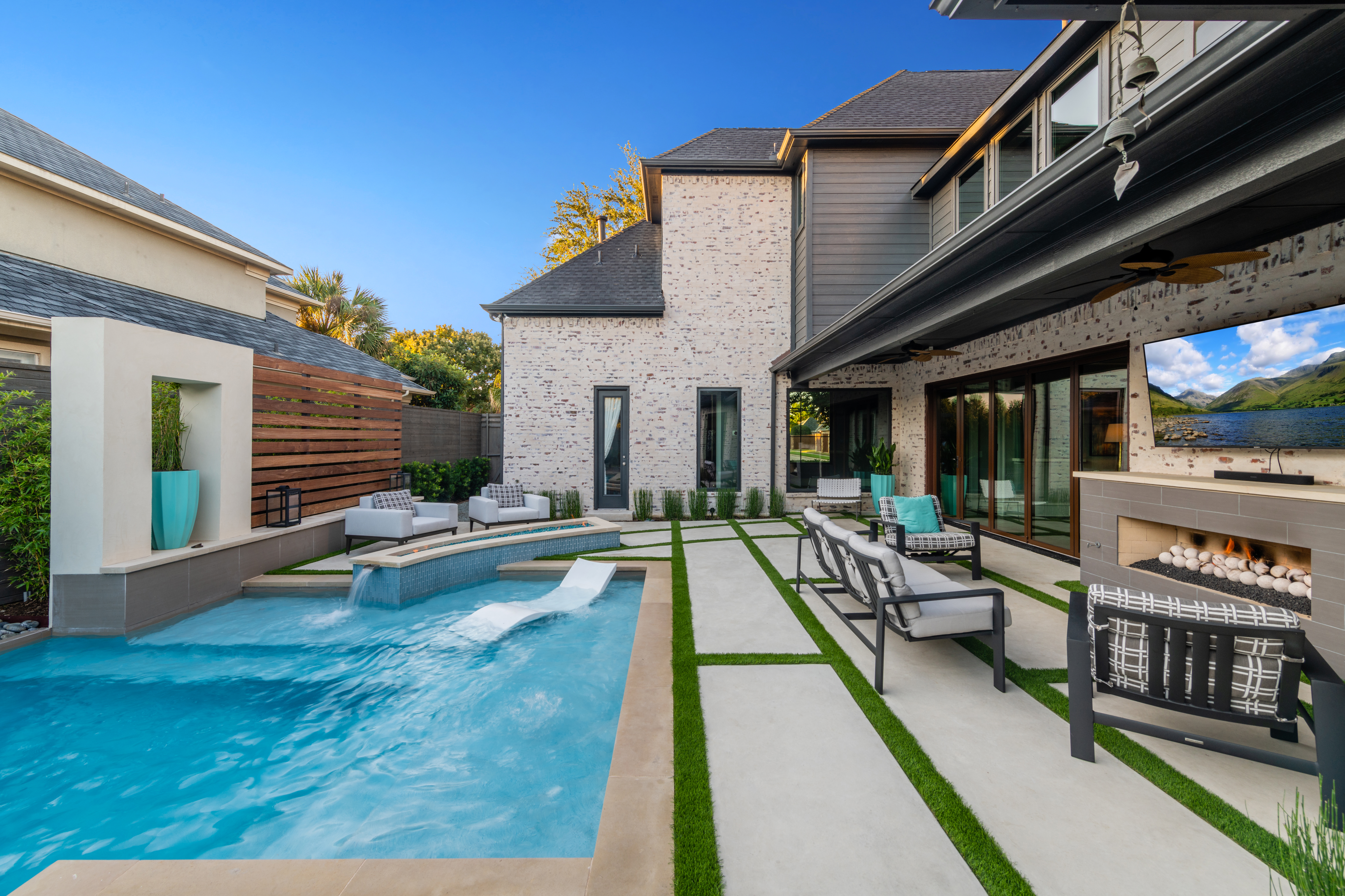 Contemporary pool and spa combo with lounge seating

