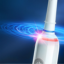 Zoom der Oral-B Pro Junior Zahnbürste mit rot leuchtender visueller 360° Andruckkontrolle 