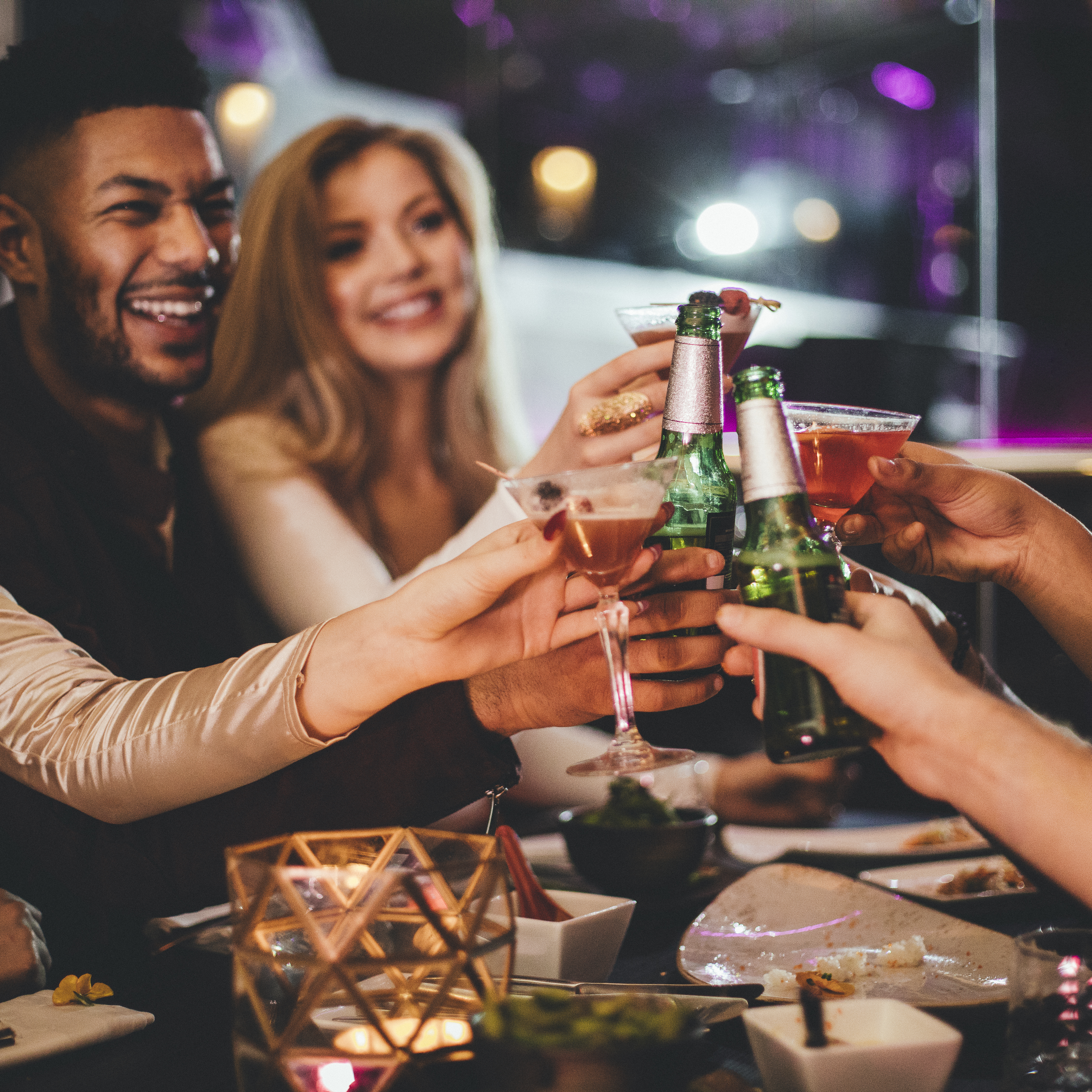 一群朋友玩叮当声他们在餐馆一起酒精饮料