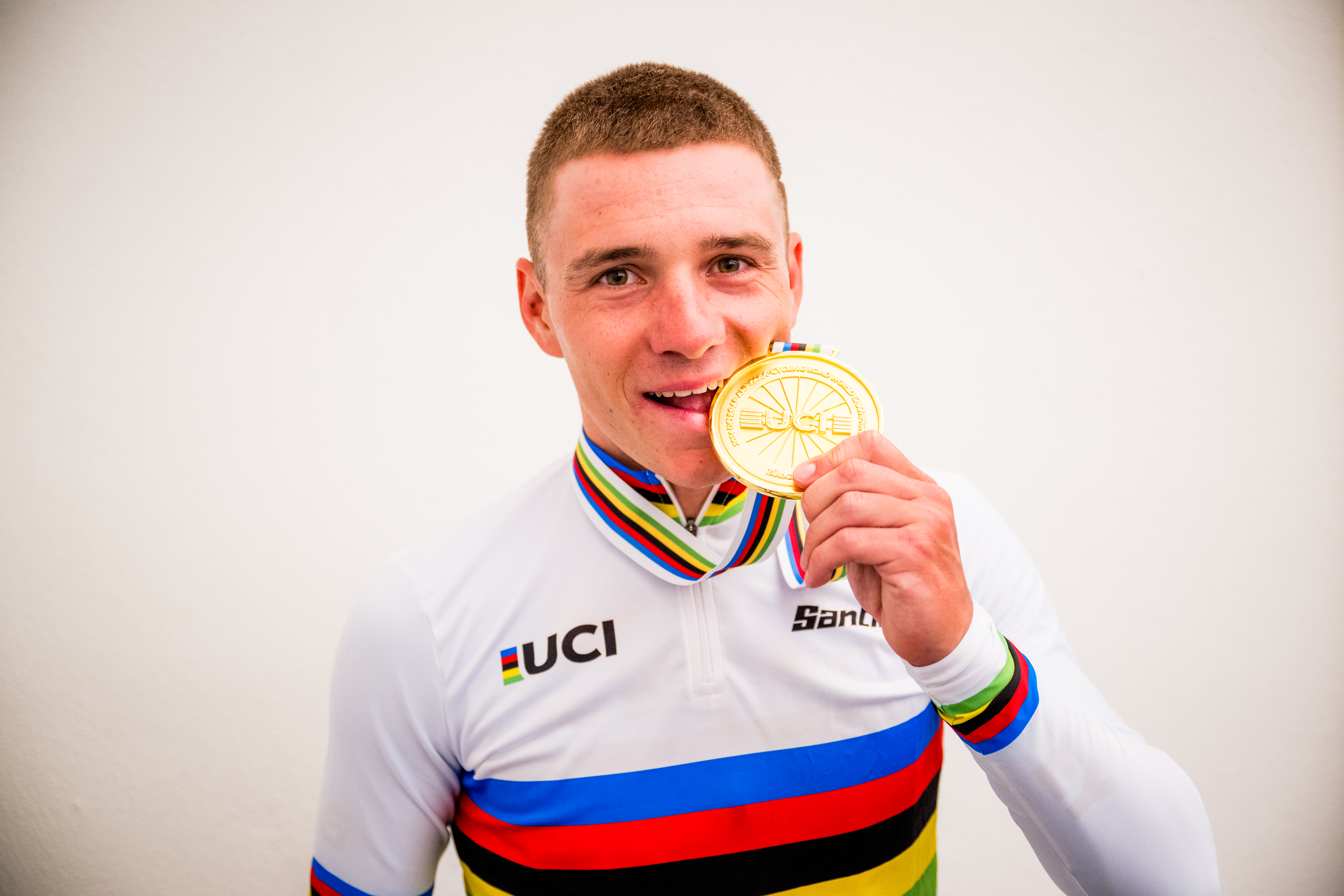 Belgian Remco Evenepoel pictured with his golden medal after a press conference after the men elite time trial race at the 2024 UCI Road and Para-Cycling Road World Championships, Sunday 22 September 2024, in Zurich, Switzerland. The Worlds are taking place from 21 to 29 September. BELGA PHOTO JASPER JACOBS