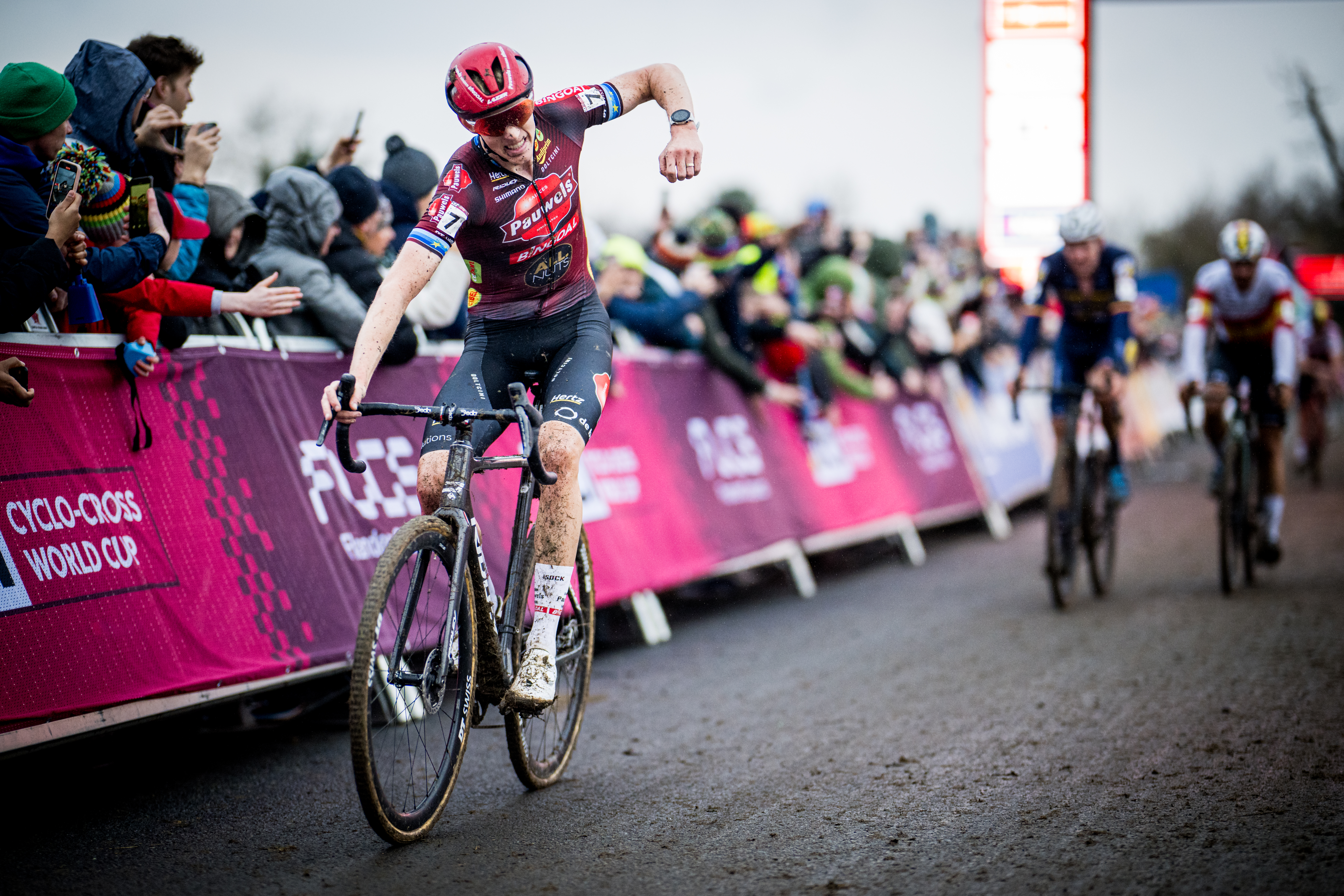 Belgian Michael Vanthourenhout celebrates as he crosses the finish line to win the men's elite race of the World Cup cyclocross cycling event in Dublin, Ireland, stage 2 (out of 12) of the UCI World Cup cyclocross competition, Sunday 01 December 2024. BELGA PHOTO JASPER JACOBS