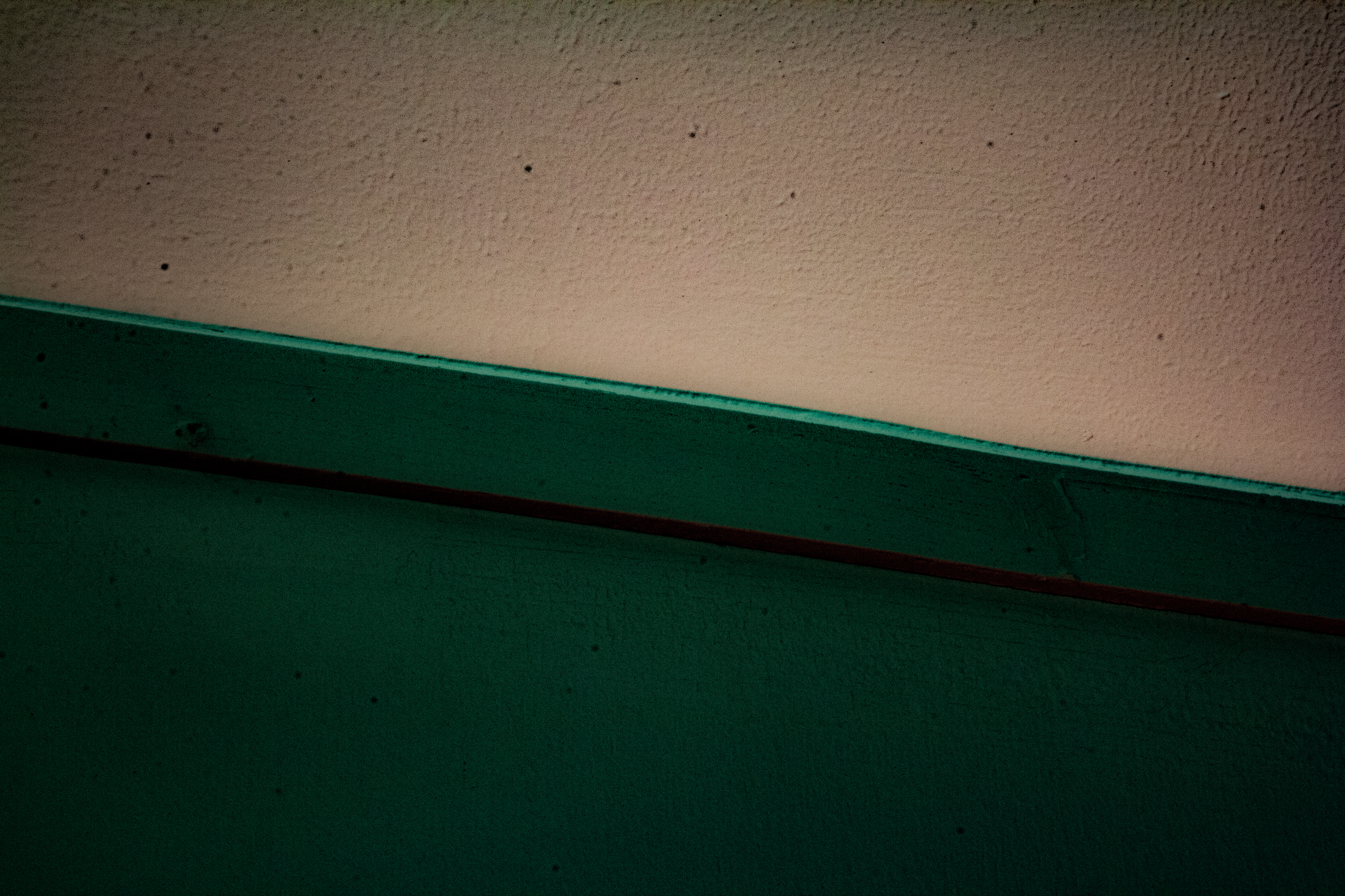 A photograph of the division between to adjoining walls.