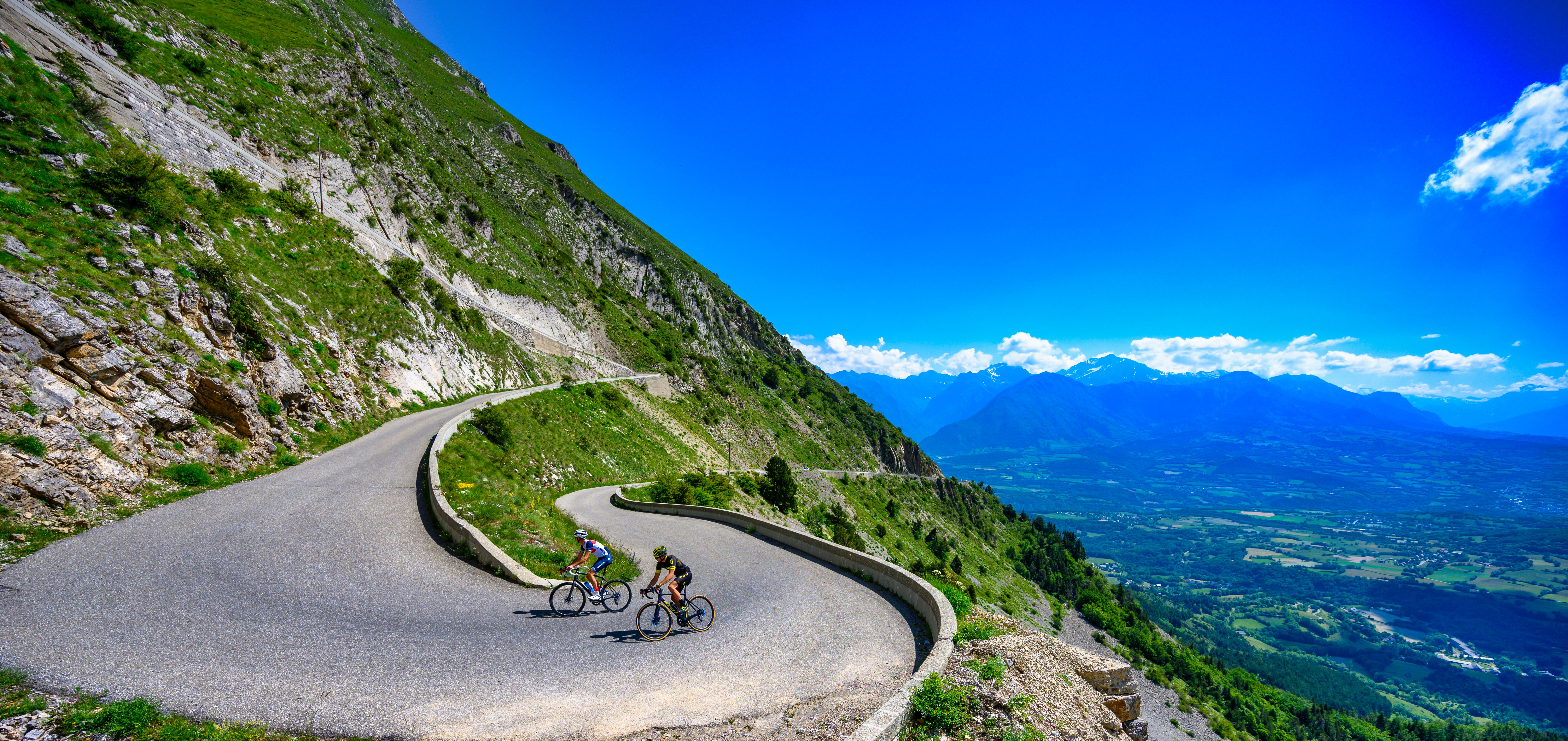 Cyclists on the high mountain pass in the Southern French Alpes (photo © Fabrègue.R).